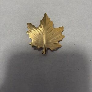 Gold tone maple leaf brooch pin
